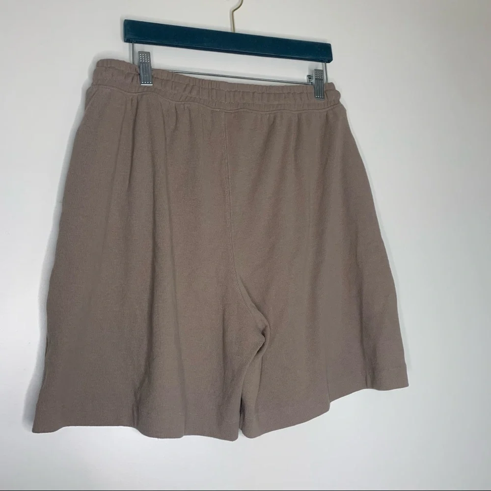 H&M brown ribbed pull up loose shorts Large - Picture 9 of 12